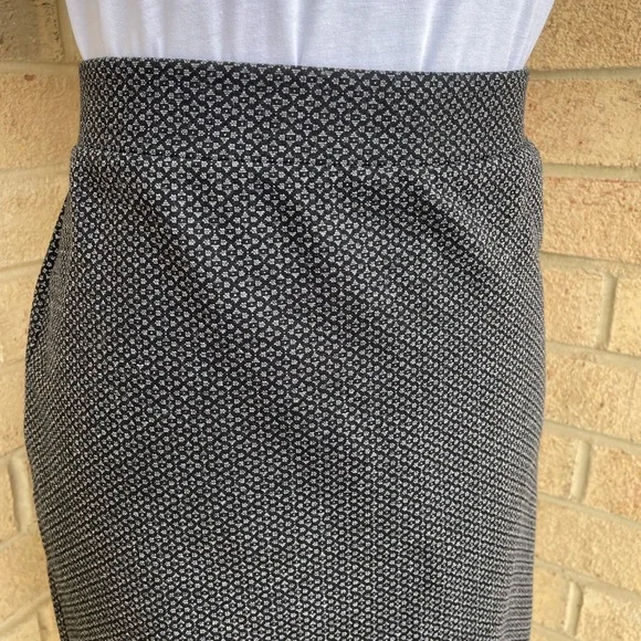 NWT LOFT Women’s A Line Black Gray Pattern Stretch Skirt, Size Large - Picture 2 of 5